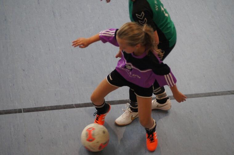 Zwei Ministranten beim Zweikampf