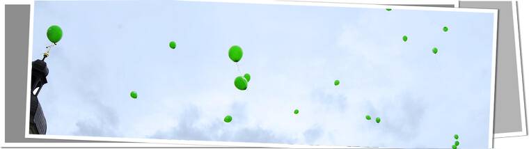 Luftballonaktion: Lufballons steigen in den Himmel